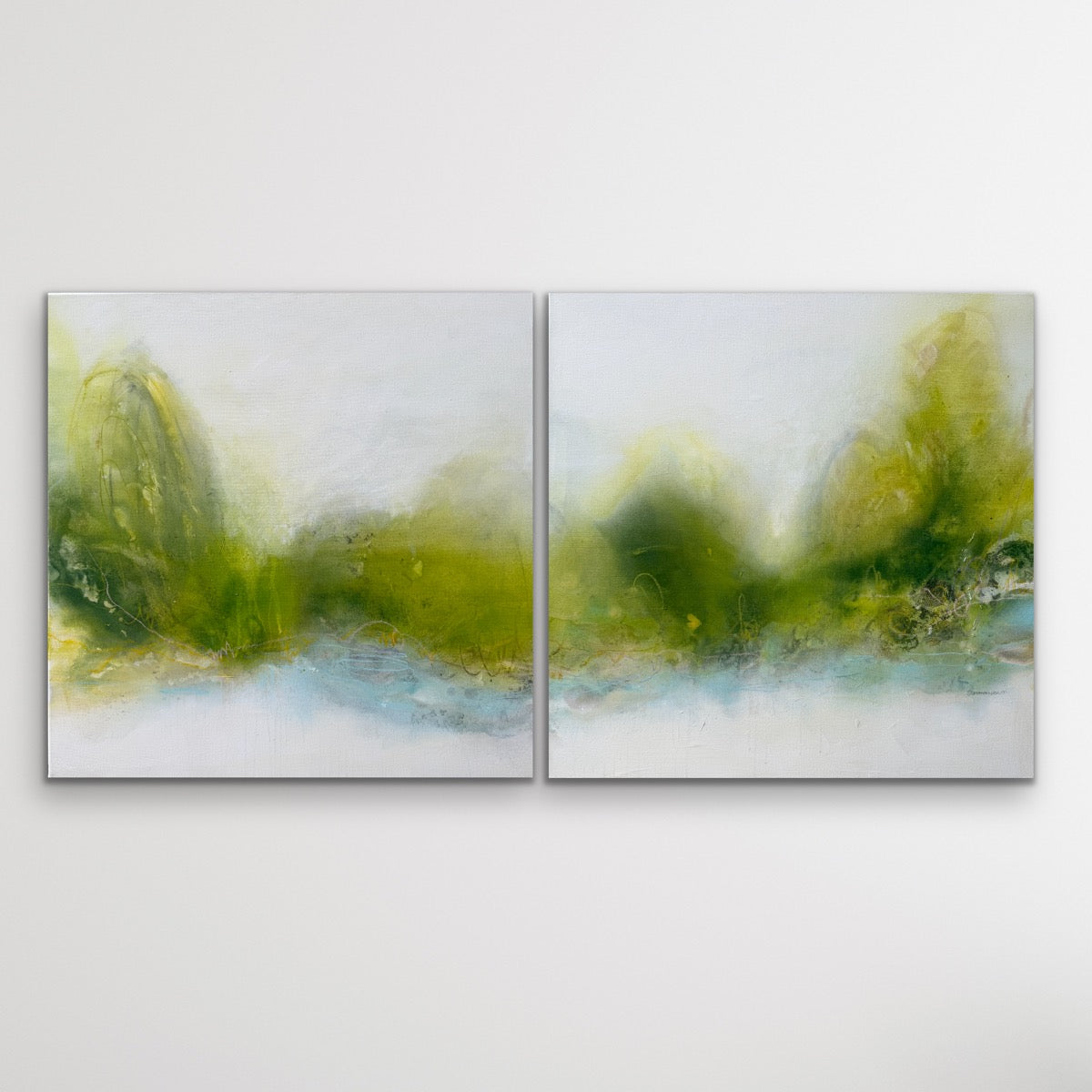Soul Garden – A Quiet Place von Kirsten Schankweiler: abstraktes Diptychon in Grün und Gelbgrün mit zarten blauen Akzenten und hellen Freiflächen.